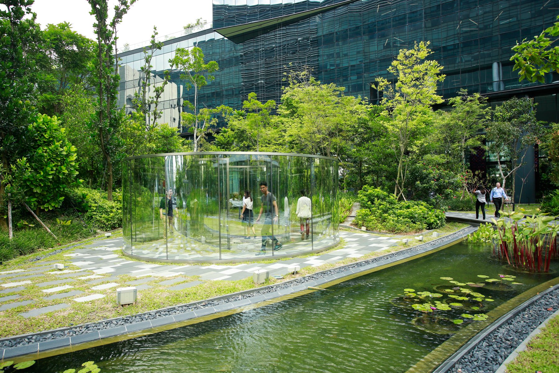 <span>Dan Graham, </span><em>Elliptical Pavillion</em><span>, 2017, glass and mirror pavilion at Mapletree Business City II. Courtesy NTU CCA Singapore.</span>