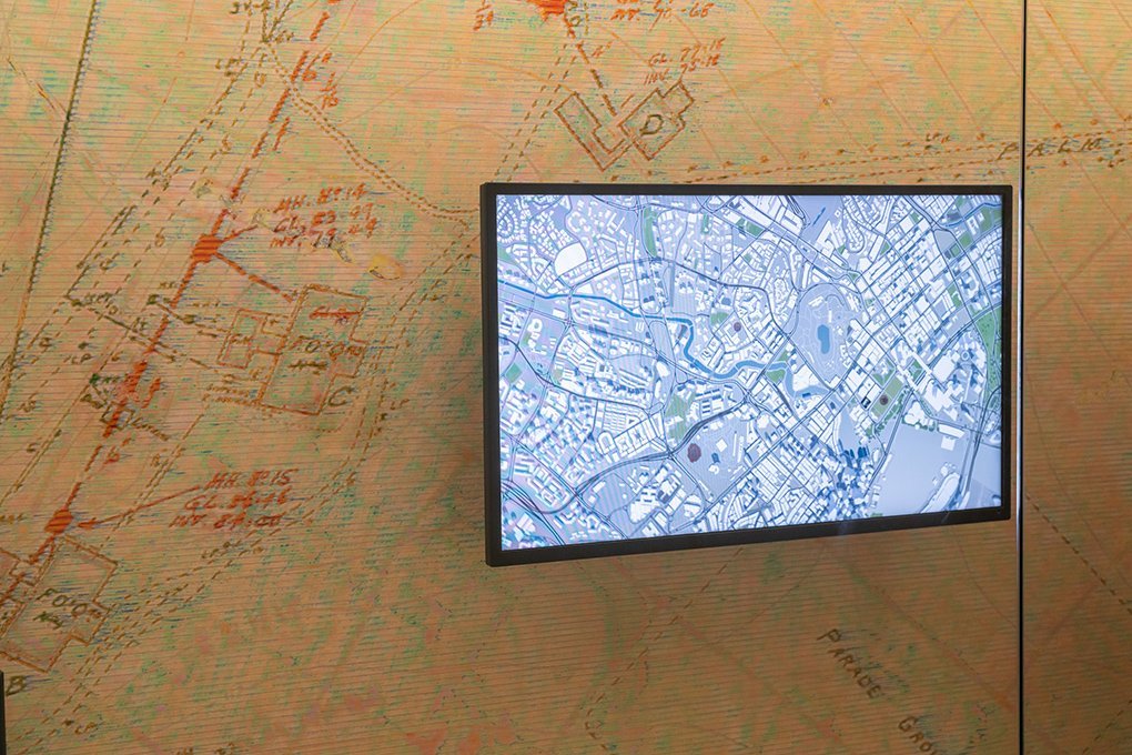 along waves of gravity –a solidar y of holes by Kin Chui