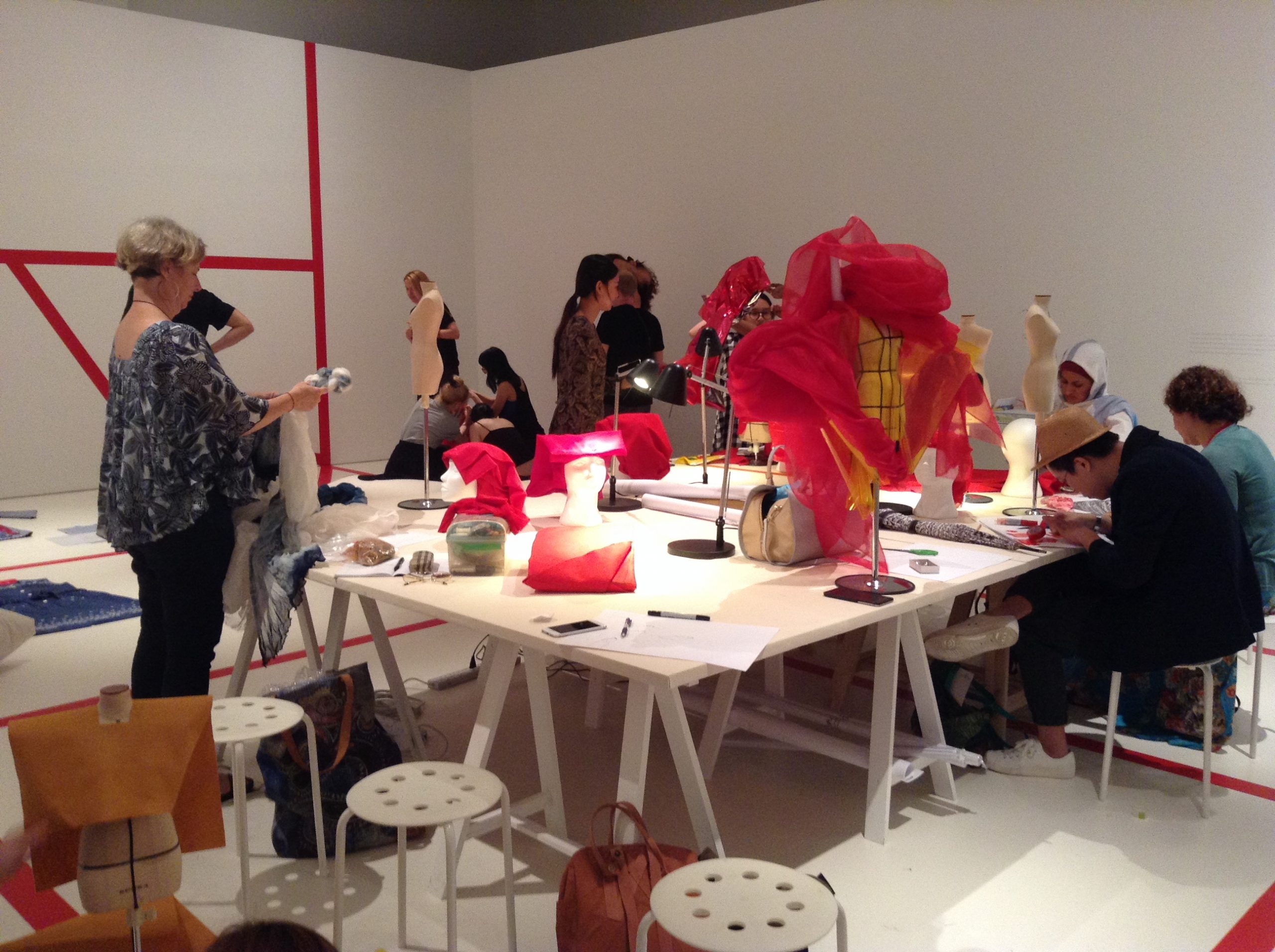 Interrogative Pattern – Text(ile) Weave by Regina (Maria) Möller