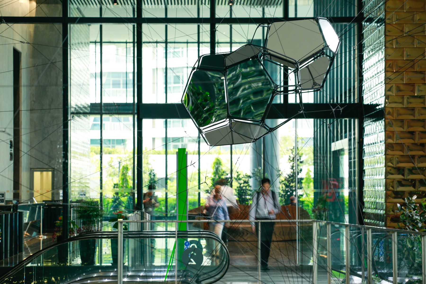 <span>Tomás Saraceno, </span><em>Stillness in Motion – 3 Airborne Self-Assemblies</em><span>, 2017, steel frame, reflective panels, steel wire, Mapletree Business City II, installation view.</span>