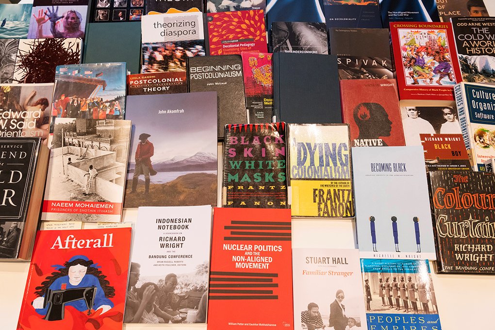 Non-Aligned Reading Corner